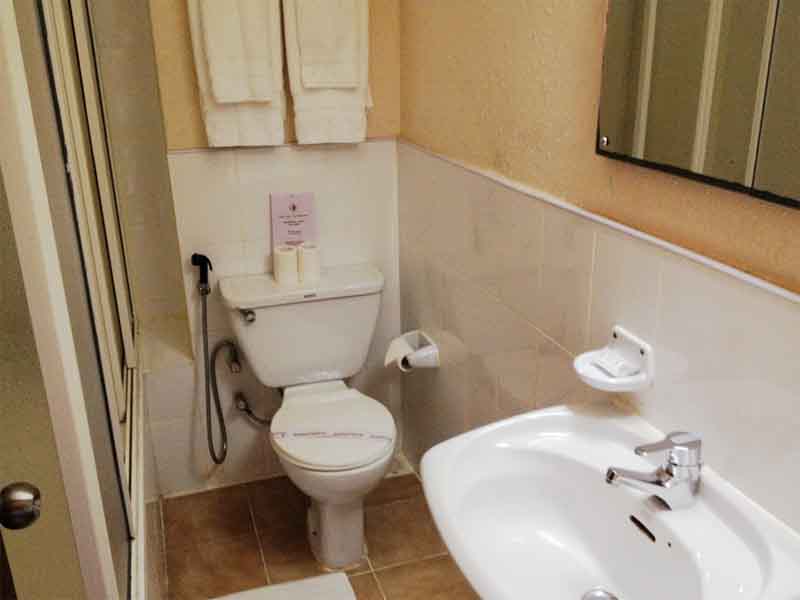 Hotel Topaz Kandy bathroom